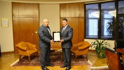 رئيس خدمات البترول الجوية يبحث التعاون مع محافظ الوادي الجديد 