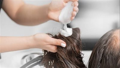 هاني الناظر يحذر من كريمات فرد الشعر | فيديو