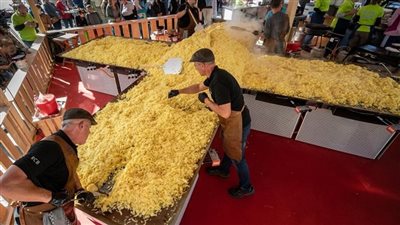 سويسرا تسجل رقما عالميا لأكبر فطيرة روستي