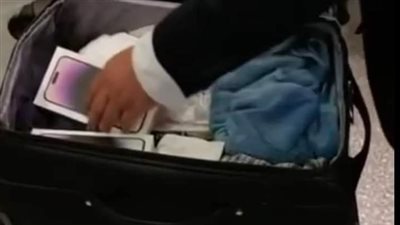 جمارك مطار القاهرة تواصل إحباط حيل المهربين.. ضبط الماس بمناطق حساسة بحوزة راكبة.. ومصادرة 14 آيفون برو ماكس.. وكشف شيش وساعات بحوزة آخرين