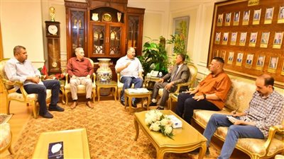 محافظ أسيوط يستقبل والد الشهيد البطل النقيب عبد الله دياب ويقدم الدعم له 