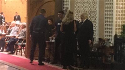 الحزن يسيطر على خالد زكي أثناء تلقي عزاء زوجته بمسجد الشرطة