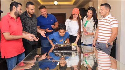  تامر عبد المنعم والطفل محمد أسامة يحتفلان بعرض