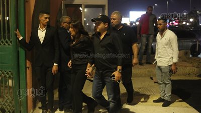 هنيدي ونيرمين الفقي وجمال سليمان يقدمون واجب العزاء في زوجة خالد زكي | صور