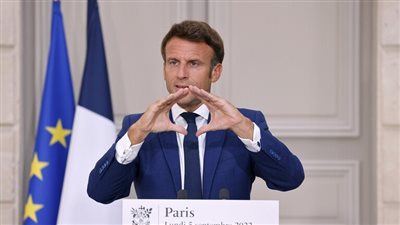 ماكرون: العالم يواجه خيار الحرب أو السلام