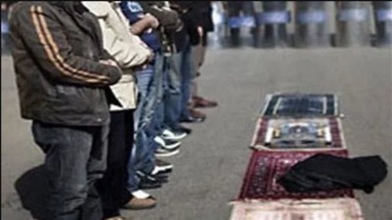 حكم الصلاة بالحذاء