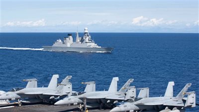 سفن حربية أمريكية وكندية تعبر مضيق تايوان