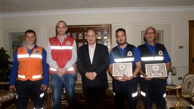 محافظ أسيوط يكرم سائقا ومسعفا لردهما مليون جنيه عثرا عليها في حادث 