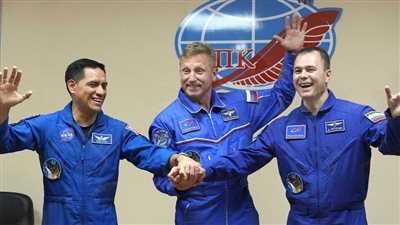 رغم توترات الحرب الأوكرانية.. أمريكي وروسيان يتوجهون إلى محطة الفضاء الدولية