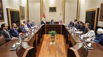 وزير الصحة يبحث آليات انطلاق منظومة التأمين الشامل بمحافظات المرحلة الثانية