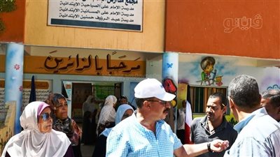 محافظ أسوان يتفقد 9 مدارس ويحيل المتغيبين للتحقيق | صور