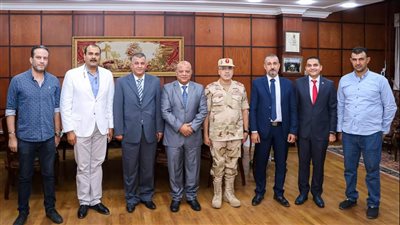 رئيس ميناء دمياط يناقش تدشين خط نقل نهرى للحاويات 