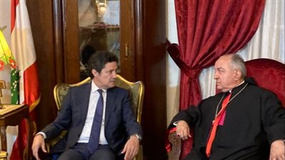 المطران شيحان يستقبل وزير الإعلام اللبناني ويهديه درع المطرانية الأول