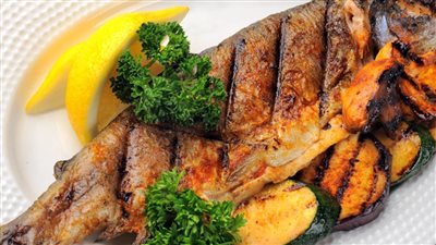 طريقة عمل سمك بوري مشوي بالخضار | فيديو