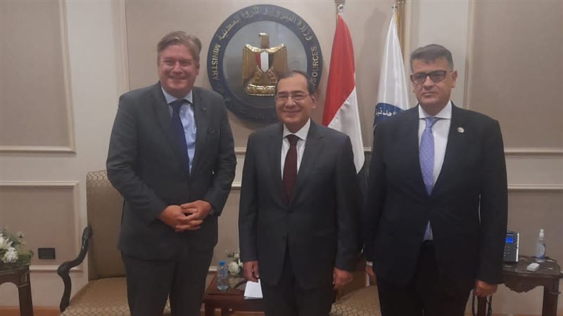 وزير البترول يبحث