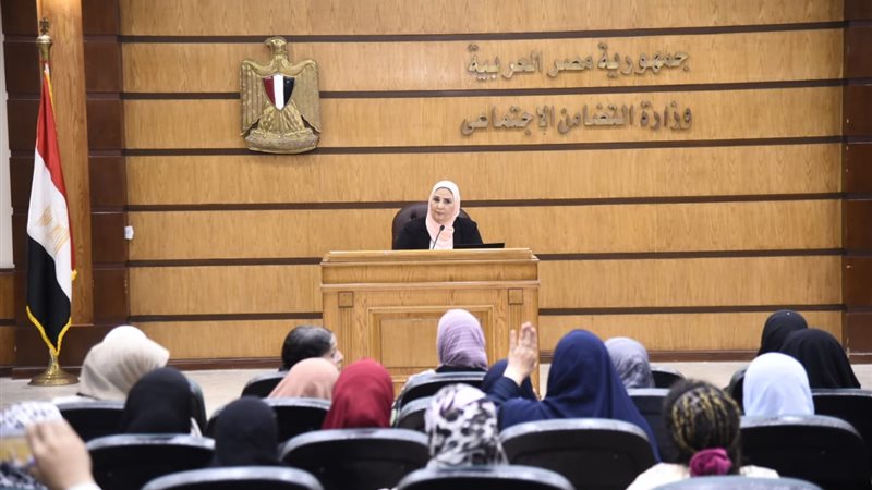 وزيرة التضامن تلتقي