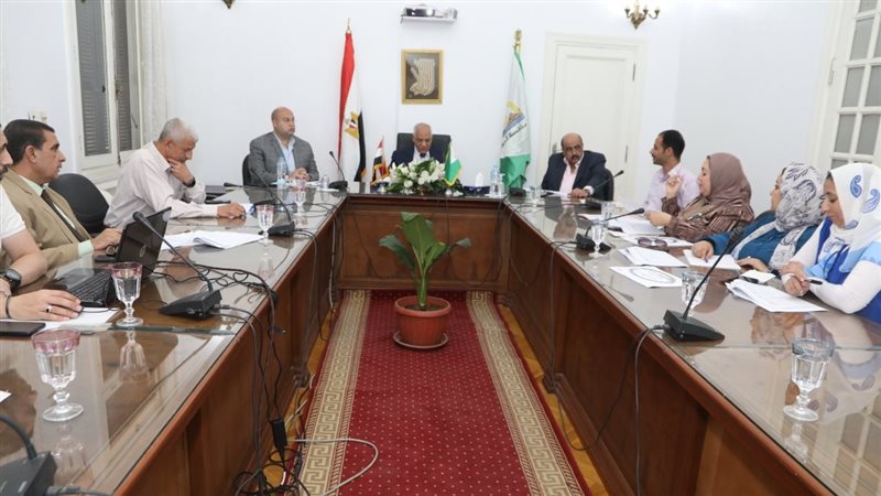 محافظ الجيزة في اجتماع