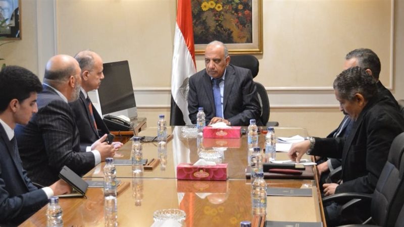محمود عصمت وزير قطاع