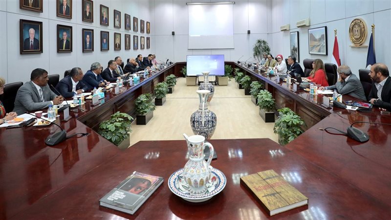 اجتماع وزير السياحة