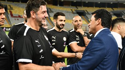 وزير الرياضة يجري اتصالا بفيتوريا ويشيد بأداء منتخب مصر خلال ودية الجزائر