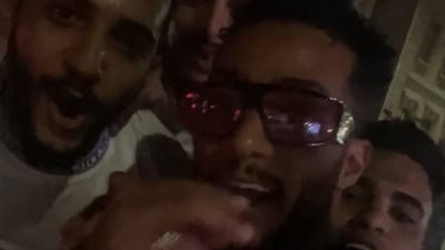 شاهد.. محمد رمضان يصل إلى الإسكندرية بدون حراسة.. وتدافع العشرات حوله لالتقاط الصور