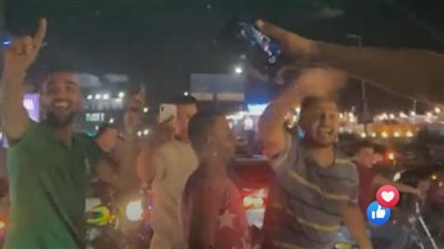 بعد طرده من مقهى شهير.. زفة بالموتوسيكلات لمحمد رمضان في شوارع الإسكندرية | فيديو وصور