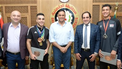 محافظ الدقهلية يكرم لاعبي منتخبات الملاكمة والسباحة وكرة اليد | صور 