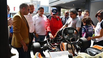 وزير الشباب والرياضة يكرم الطفل زين الحمصاني لتفوقه في سباق السيارات