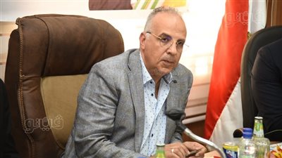 وزير الري خلال لقائه بمشايخ سيوة: ندرس طلب زيادة الآبار 