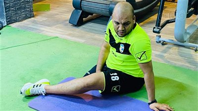 أصيب بالسرطان وبُترت قدمه.. 