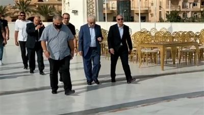 الحزن يسيطر على طارق شوقي وزير التعليم السابق في جنازة زوجته | فيديو