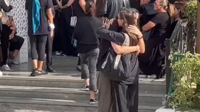 جنازة هشام سليم | انهيار ابنة الفنان الراحل في حضن صديقتها | فيديو 