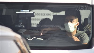 انهيار نور هشام سليم خلال تشييع جنازة والده | صور 