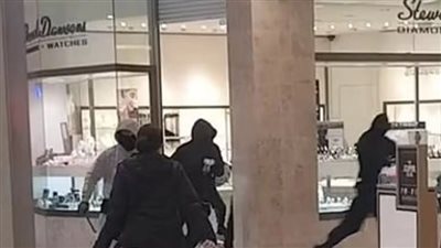 سرقة أمام أعين الأمن.. لصوص يقتحمون متجر مجوهرات في نيوزيلندا|فيديو 