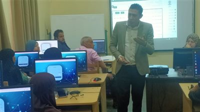 تدريب العاملين بالمراكز التكنولوجية بالإسماعيلية على منظومة تراخيص المحال التجارية