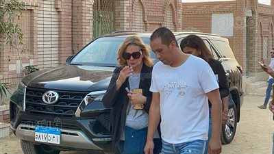 بالفيديو..الحزن يسيطر على يسرا وبنات هشام سليم بعد انتهاء مراسم دفنه