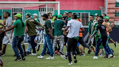 بسبب المركز الأخير.. مشجعون يقتحمون ملعبًا للاعتداء على اللاعبين والجهاز الفني |فيديو