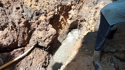 إصلاح خط مياه الشرب سكة الناظر بالقصبجي وتركيب لحمات لغطاء غرفة تفتيش التليفونات جنوب الجيزة| صور