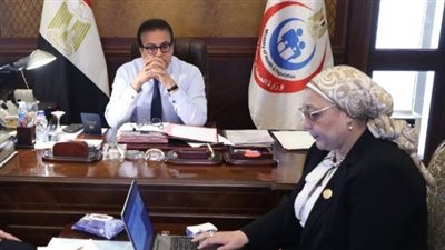 وزير الصحة يناقش خطة تطوير المعامل المركزية 
