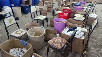 ضبط 5 مصانع عشوائية لإنتاج المخصبات والمنظفات بالشرقية | صور 