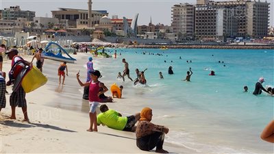 في أول أيام الخريف.. استمرار الإقبال على شواطئ مرسى مطروح | فيديو وصور