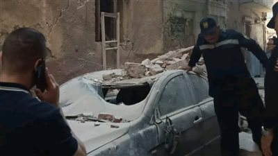تسبب في تهشم سيارة.. انهيار جزئي لعقار مهجور بالعمرانية | صور