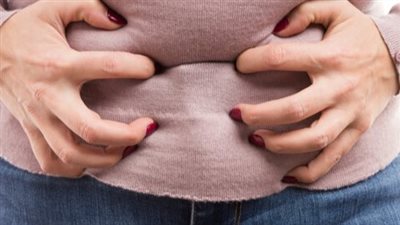 متى يكون الشعور بالانتفاخ بعد الإفطار مقلقا؟