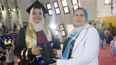 تكريم خريجات الدفعة الخامسة بتمريض الأزهر بنات|صور
