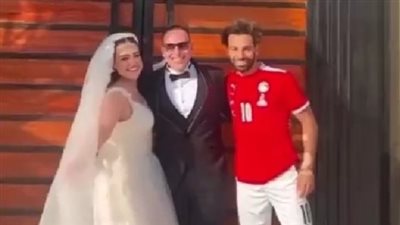 محمد صلاح يفاجئ عروسين بالتصوير معهما |فيديو وصور