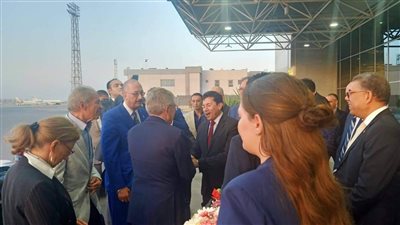 رئيس اللجنة الأولمبية الدولية يصل مطار القاهرة 