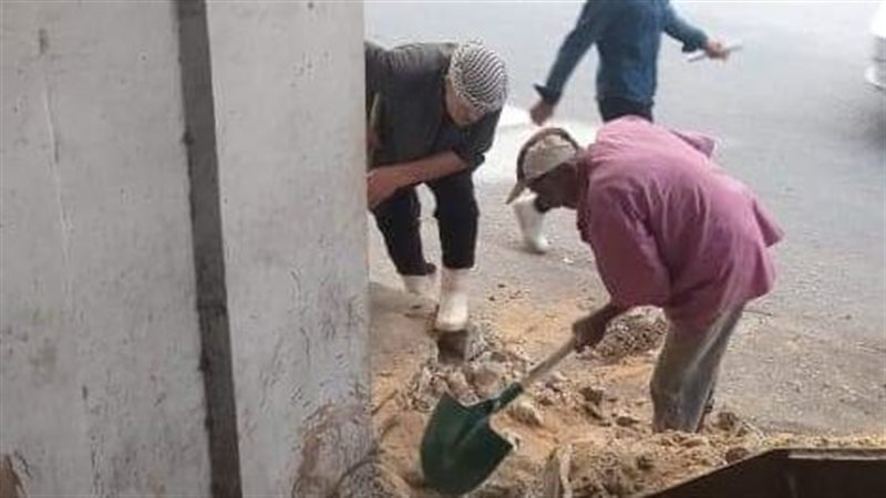 رفع مخلفات في حملة