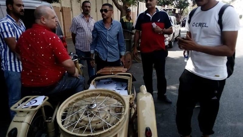 رئيس حي الدقي أثناء