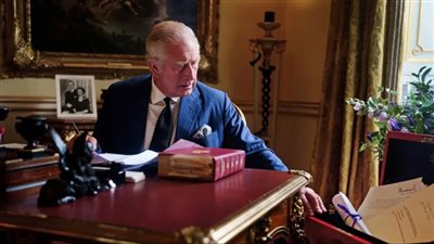 الملك تشارلز يظهر في صورة جديدة مع الصندوق الأحمر