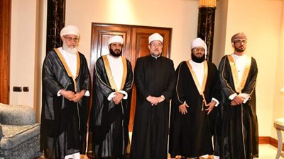 مختار جمعة يلتقي نظيره العماني.. ويهديه درع وزارة الأوقاف المصرية | صور